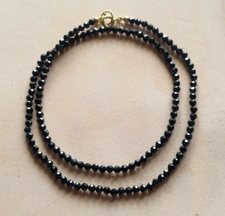 Halsband med svarta spineller