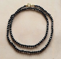 Halsband med svarta spineller
