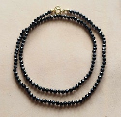 Halsband med svarta spineller