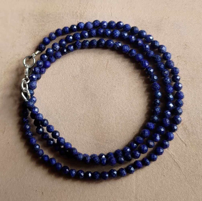 Halsband med lapis lazuli