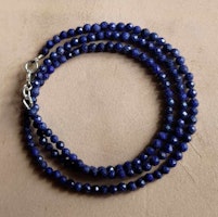 Halsband med lapis lazuli