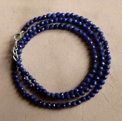 Halsband med lapis lazuli