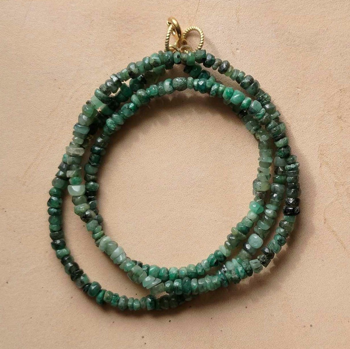 Halsband med smaragder