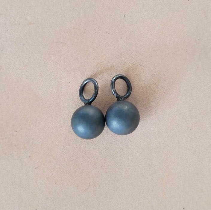 Örhängen med 8 mm kulslipade stenar i olika färger