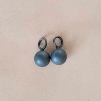 Örhängen med 8 mm kulslipade stenar i olika färger