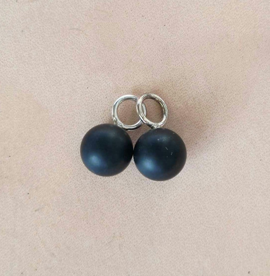Örhängen med 8 mm kulslipade stenar i olika färger