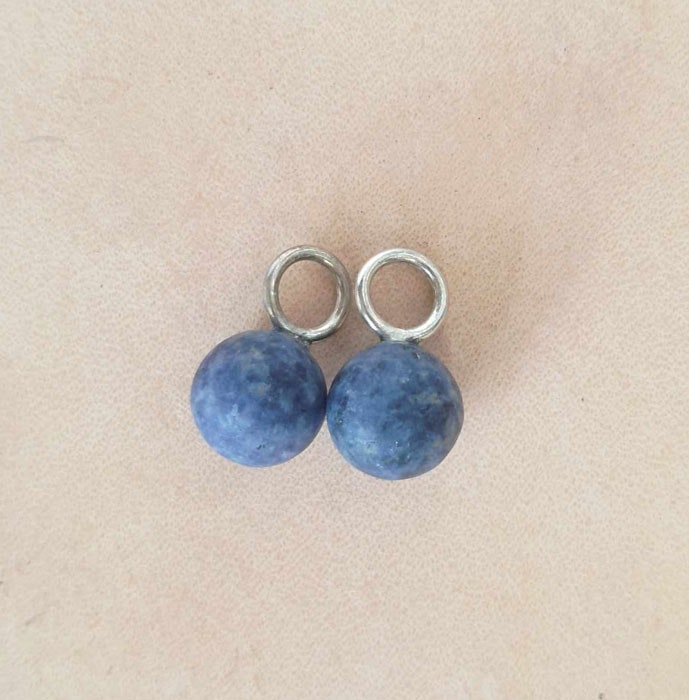 Örhängen med 8 mm kulslipade stenar i olika färger