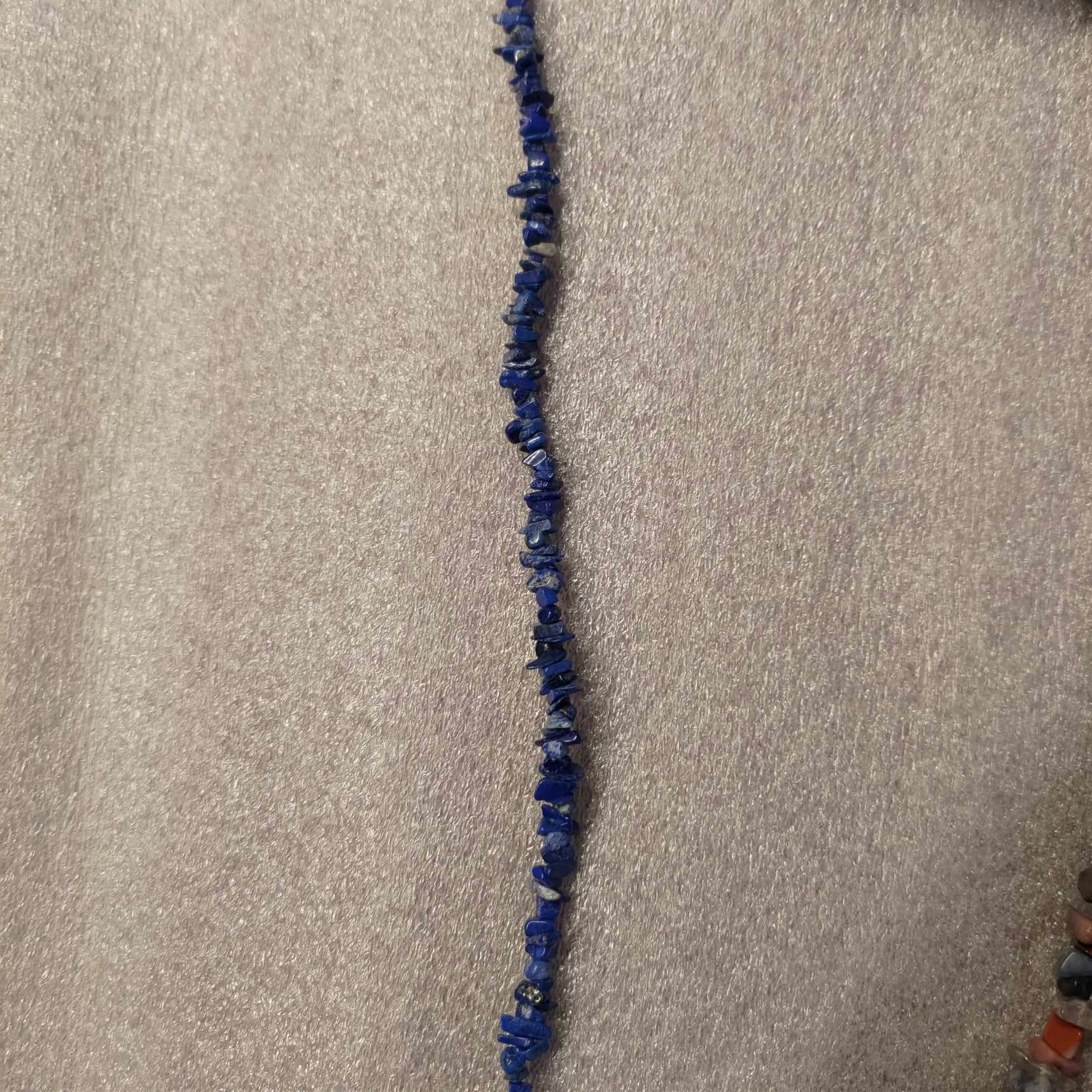 Halsband med lapis lazuli