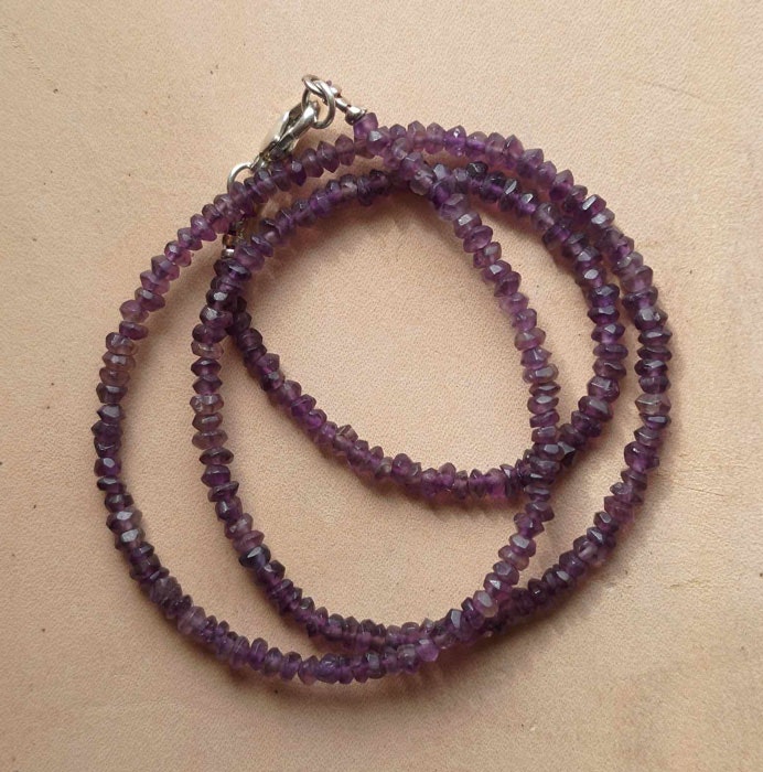 Halsband med ametister och pärlor