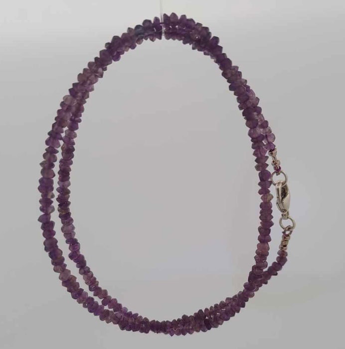 Halsband med ametister och pärlor