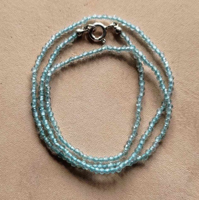 Halsband med blå topaser