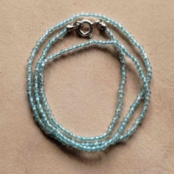 Halsband med blå topaser