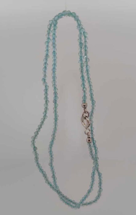 Halsband med blå topaser