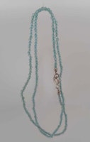 Halsband med blå topaser