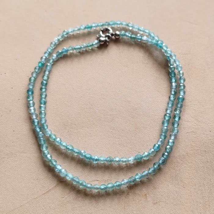 Halsband med blå topaser
