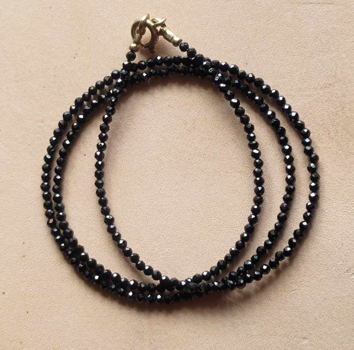 Halsband med svarta spineller