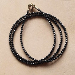 Halsband med svarta spineller