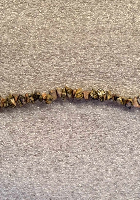 Halsband med olika stenar, lite blandat