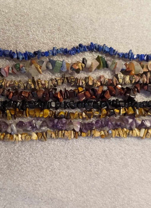 Halsband med olika stenar, lite blandat