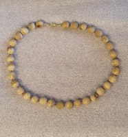 Halsband med olika stenar, lite blandat