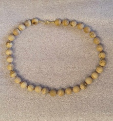 Halsband med olika stenar, lite blandat