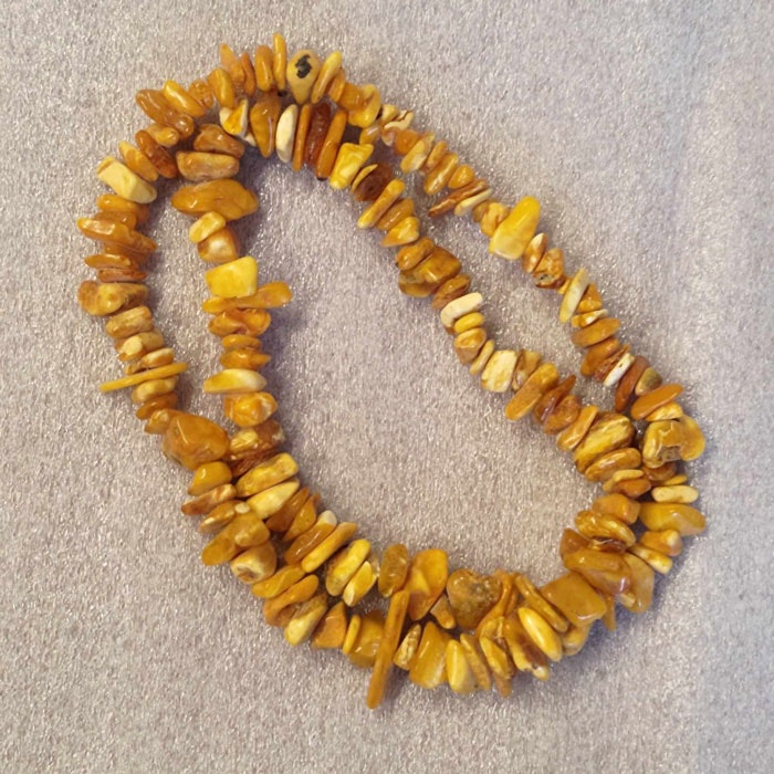Halsband med bärnsten
