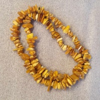 Halsband med bärnsten