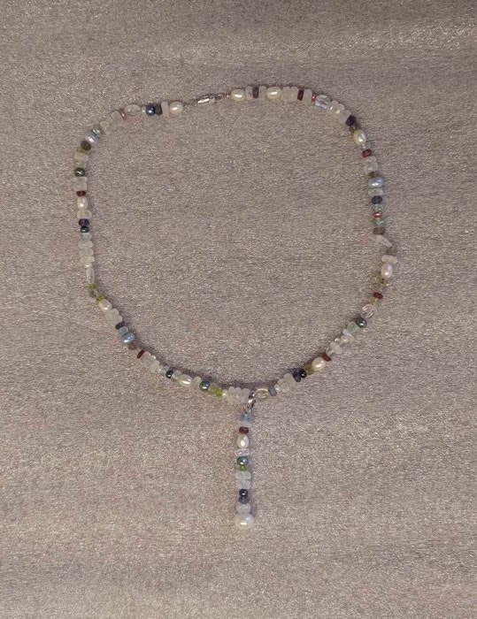 halsband med pärlor och ädelstenar