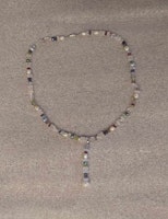 halsband med pärlor och ädelstenar