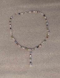 halsband med pärlor och ädelstenar