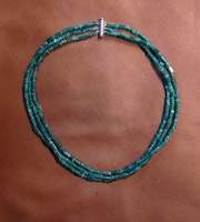 Halsband med grön mossagat