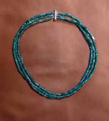 Halsband med grön mossagat
