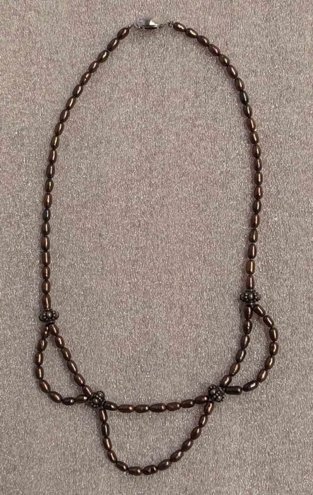 Halsband med pärlor i olika varianter