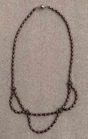 Halsband med pärlor i olika varianter