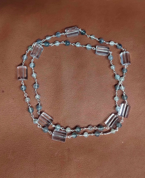 Halsband med bergkristall i olika utföranden
