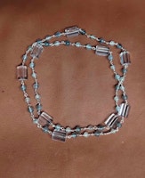 Halsband med bergkristall i olika utföranden