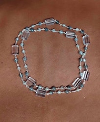 Halsband med bergkristall i olika utföranden