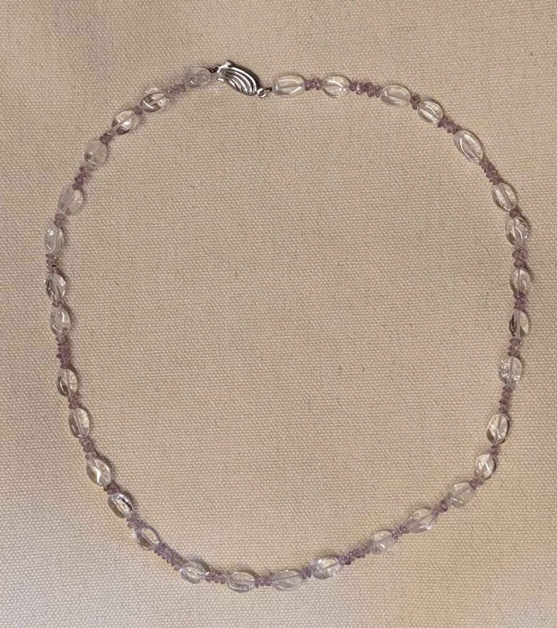 Halsband med bergkristall i olika utföranden