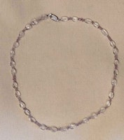 Halsband med bergkristall i olika utföranden