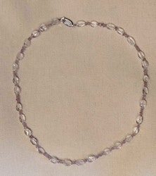 Halsband med bergkristall i olika utföranden