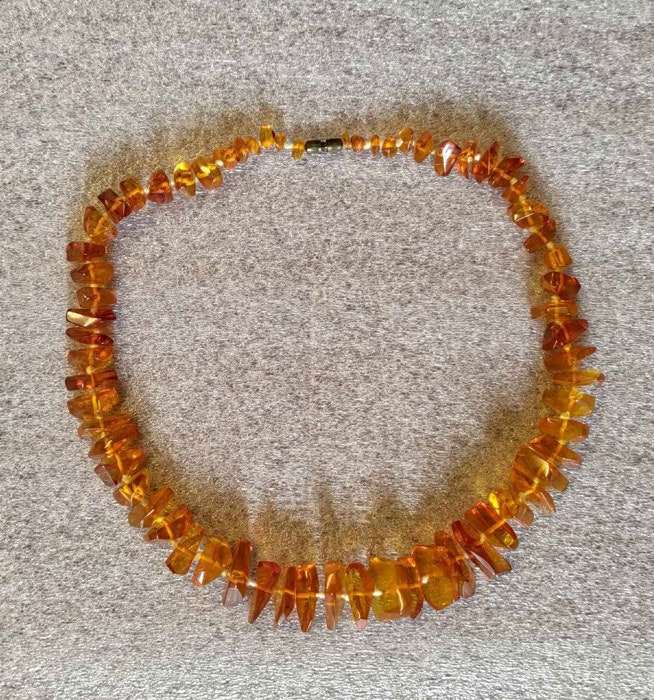 Halsband med bärnsten