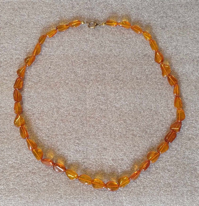 Halsband med bärnsten