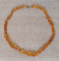 Halsband med bärnsten