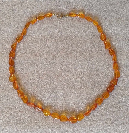 Halsband med bärnsten