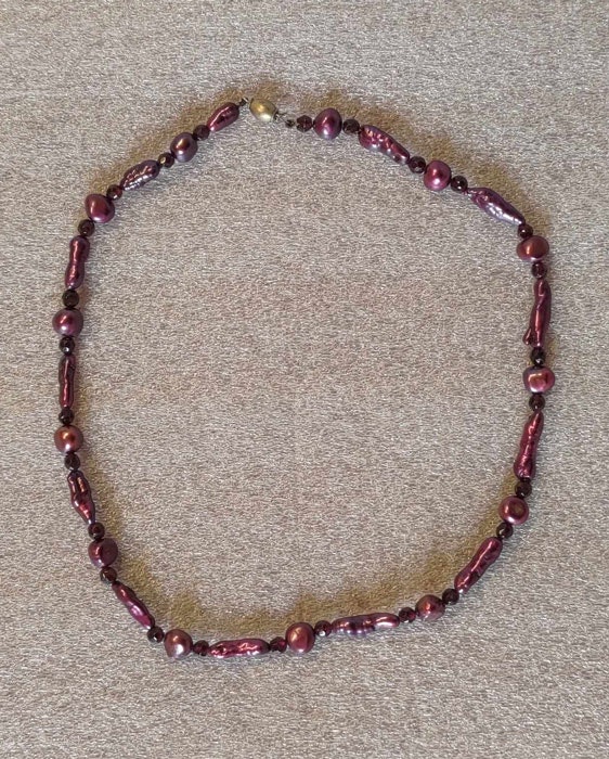 Halsband med pärlor i olika varianter