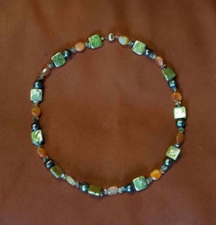 Halsband med pärlor i olika varianter