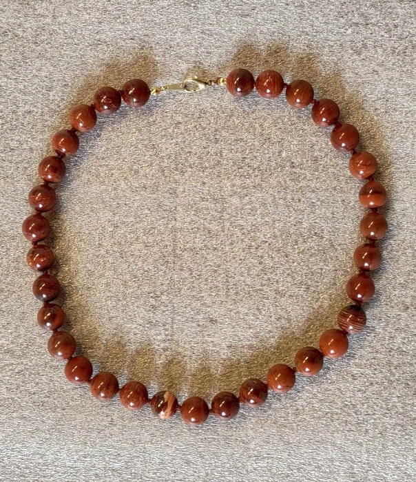 Halsband med olika stenar, lite blandat