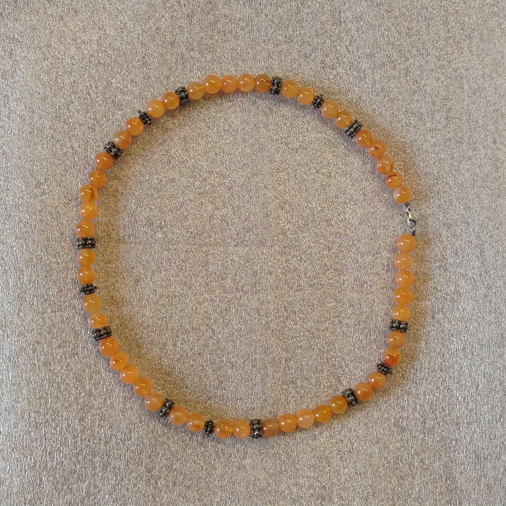 Halsband med olika stenar, lite blandat