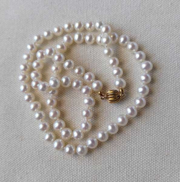Pärlcollie med runda 6 mm odlade sötvattenpärlor