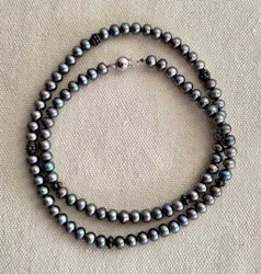 Pärlhalsband med pärlor och silverdetaljer